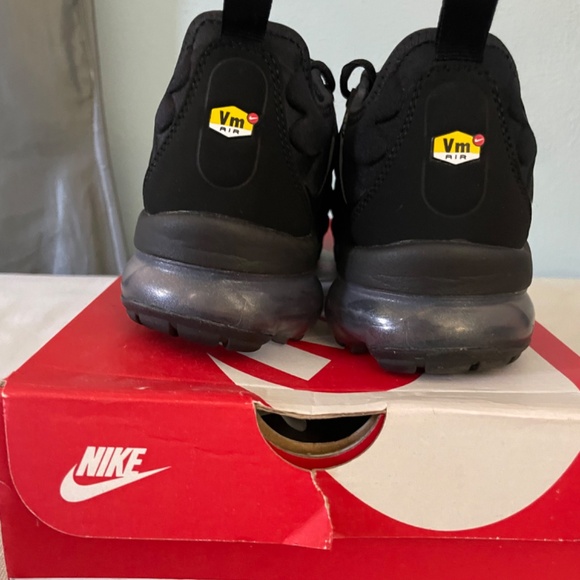 NIKE AIR VAPORMAX PLUS RUNNING SHOES - Picture 10 of 11